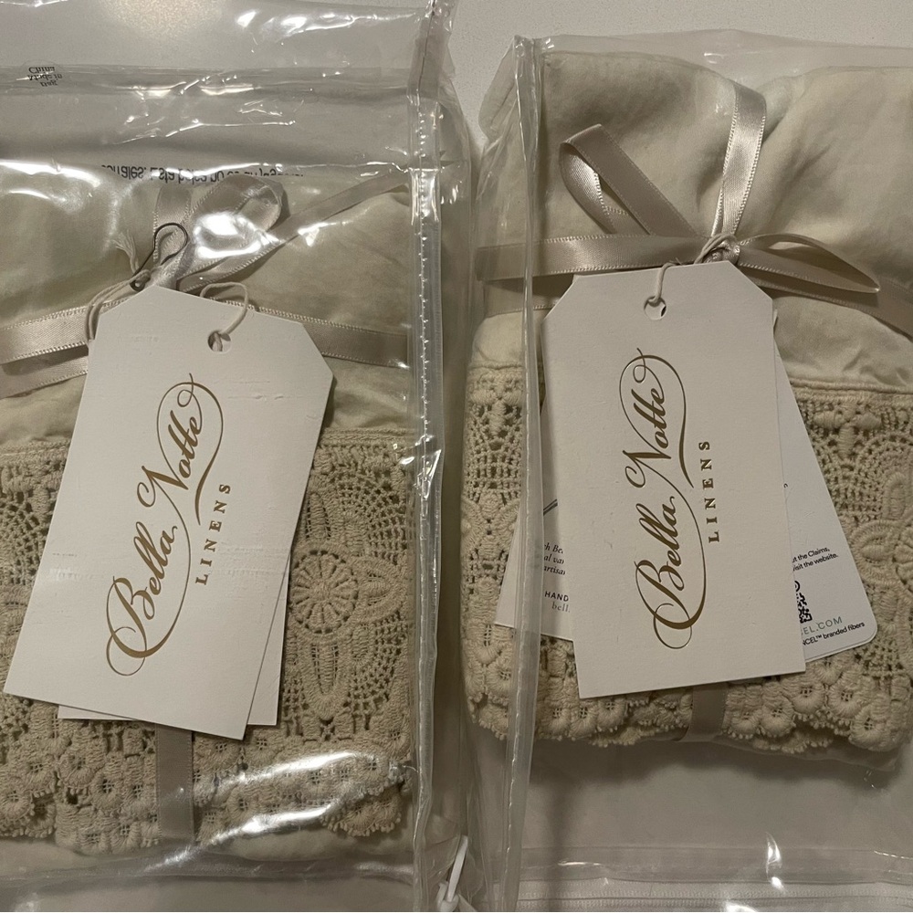 Pair Set Lot of 2 Bella Notte STD Standard Parchment Pillowcases w Donella Lace